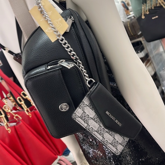 MICHAEL KORS
Maisie Large Pebbled Leather 2-in-1 Sling Pack
Black 
NWT - Picture 7 of 16